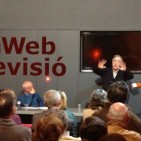 El poeta Joan Margarit es va reunir ahir a la redacci� amb Reversos, un grup de lectors interessats en la poesia