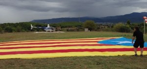 Vdeo de l'helicpter amb estelada gegant que sobrevolar la Via Catalana