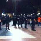 La policia desallotja l'acampada de la plaça de Catalunya en favor del 9-N
